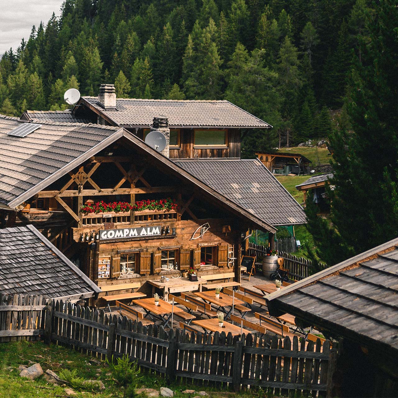 Holzhütten auf der Gompm Alm in Südtirol